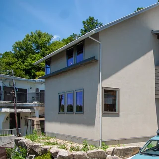 植栽のそばに建つ住宅の外観