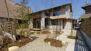 植栽のある庭から見た住宅の外観