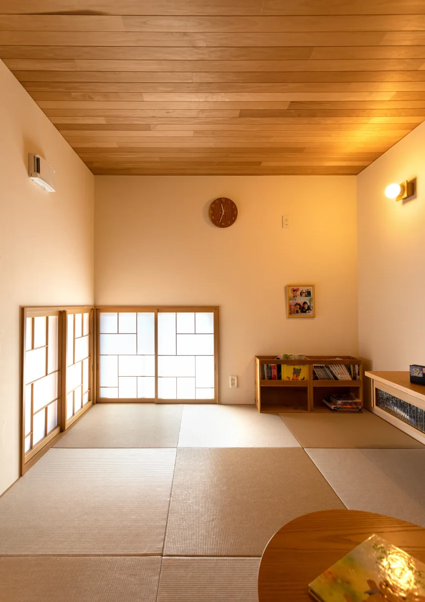 木の天井と畳のある居間