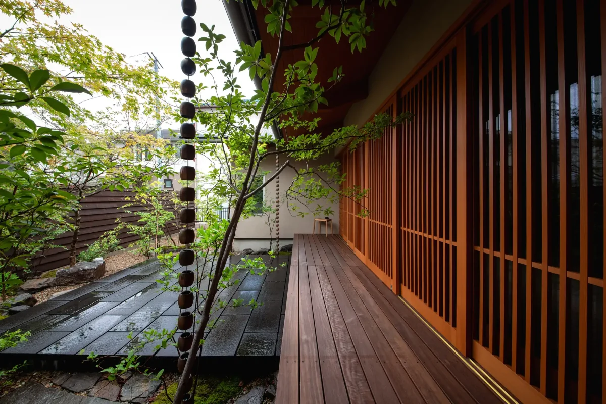 木の格子のある外壁と、足元に広がる庭の植栽