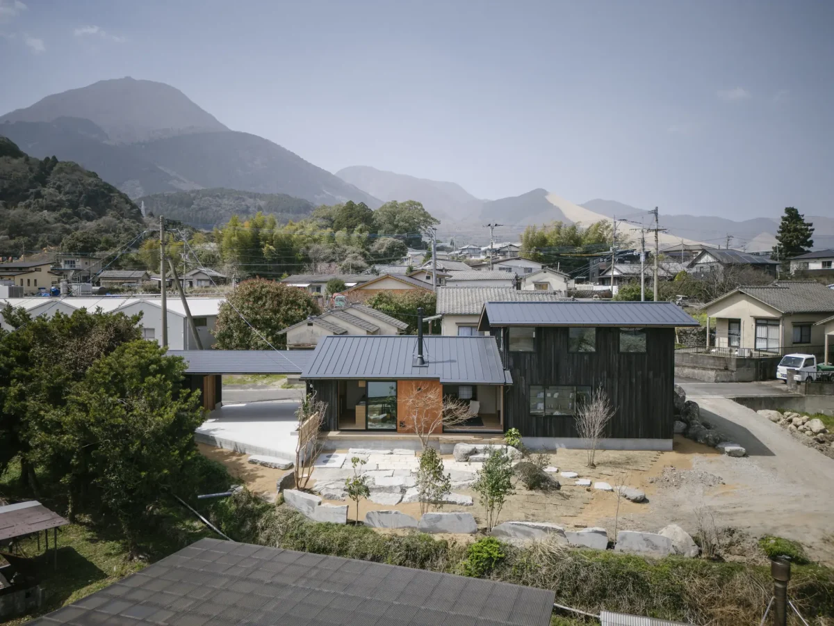 山並みを背景にした住宅と庭