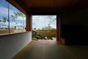 庭に向けて大きく開いた畳の部屋