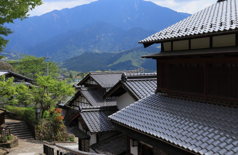 屋根瓦の種類のまとめ!和瓦や洋瓦など知っておきたい瓦の基礎知識 - 家づくり百貨