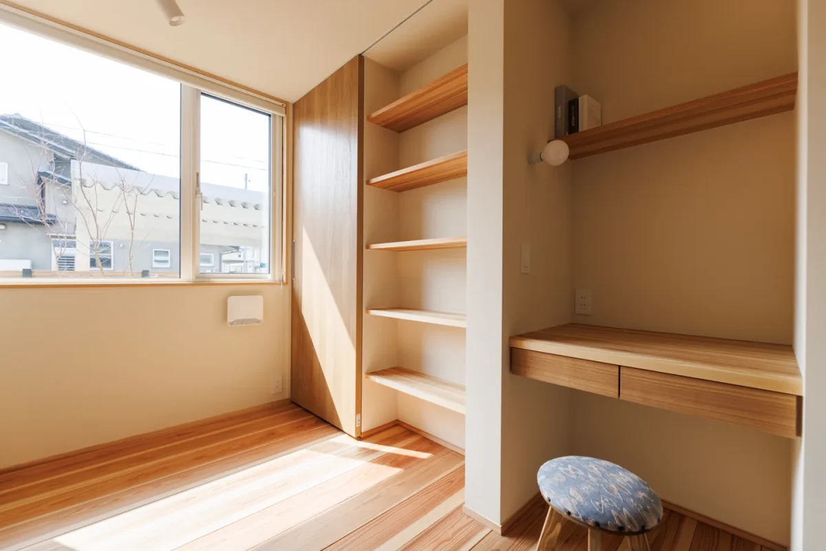 大きな窓に面した部屋と、棚付きのカウンター